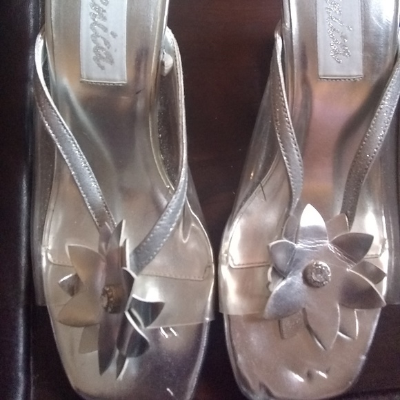 EUC Renica Floral Silver & Clear Wedge Size 6.5 - Picture 1 of 5